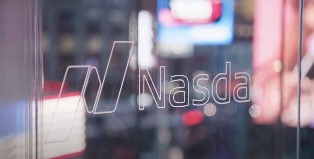 Nasdaq-Logo auf Glas – Hero-Bild