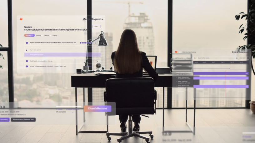 Frau, die am Schreibtisch arbeitet